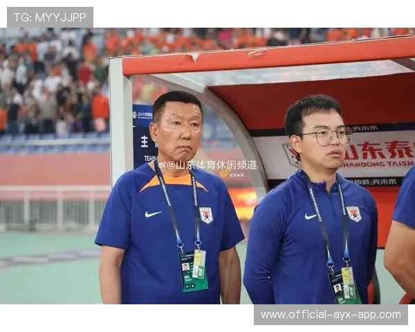 球员与教练在训练后加练定位球默契，形成新套路