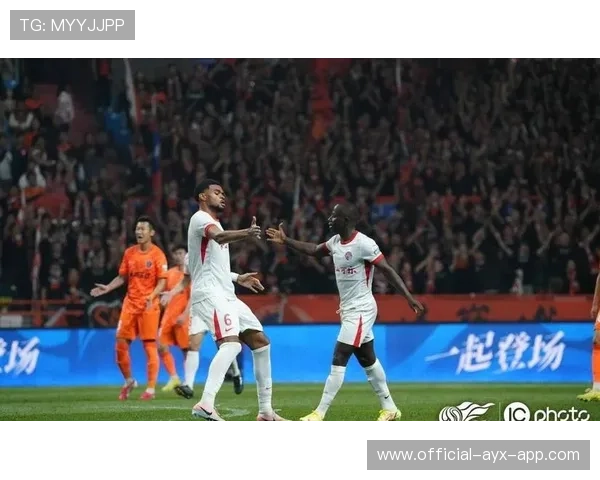 青岛海牛前锋回撤拿球，分边后立刻插入禁区